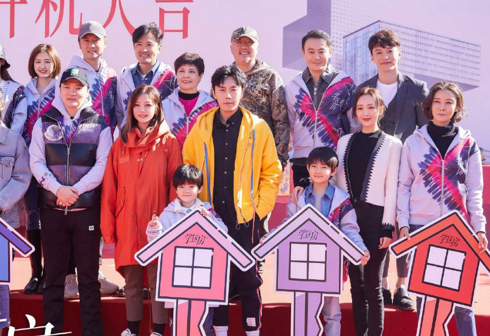 赵薇秦昊深夜片场路透，亲密挽手荡秋千，CP感十