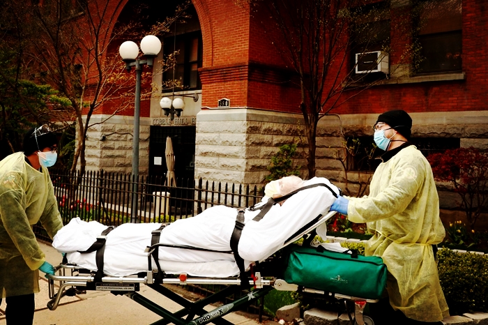 美國一直在隱瞞疫情實情？ 有官員提前拋售股票，有人揭老底被抄家