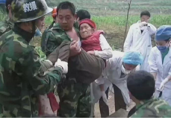 “商业鬼才”于东来：小学毕业农村娃，却从欠债30万到年入50亿？