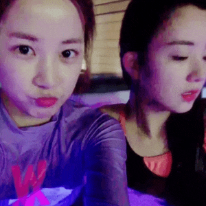 经典内涵GIF：妹子，调皮的样子真可爱啊！