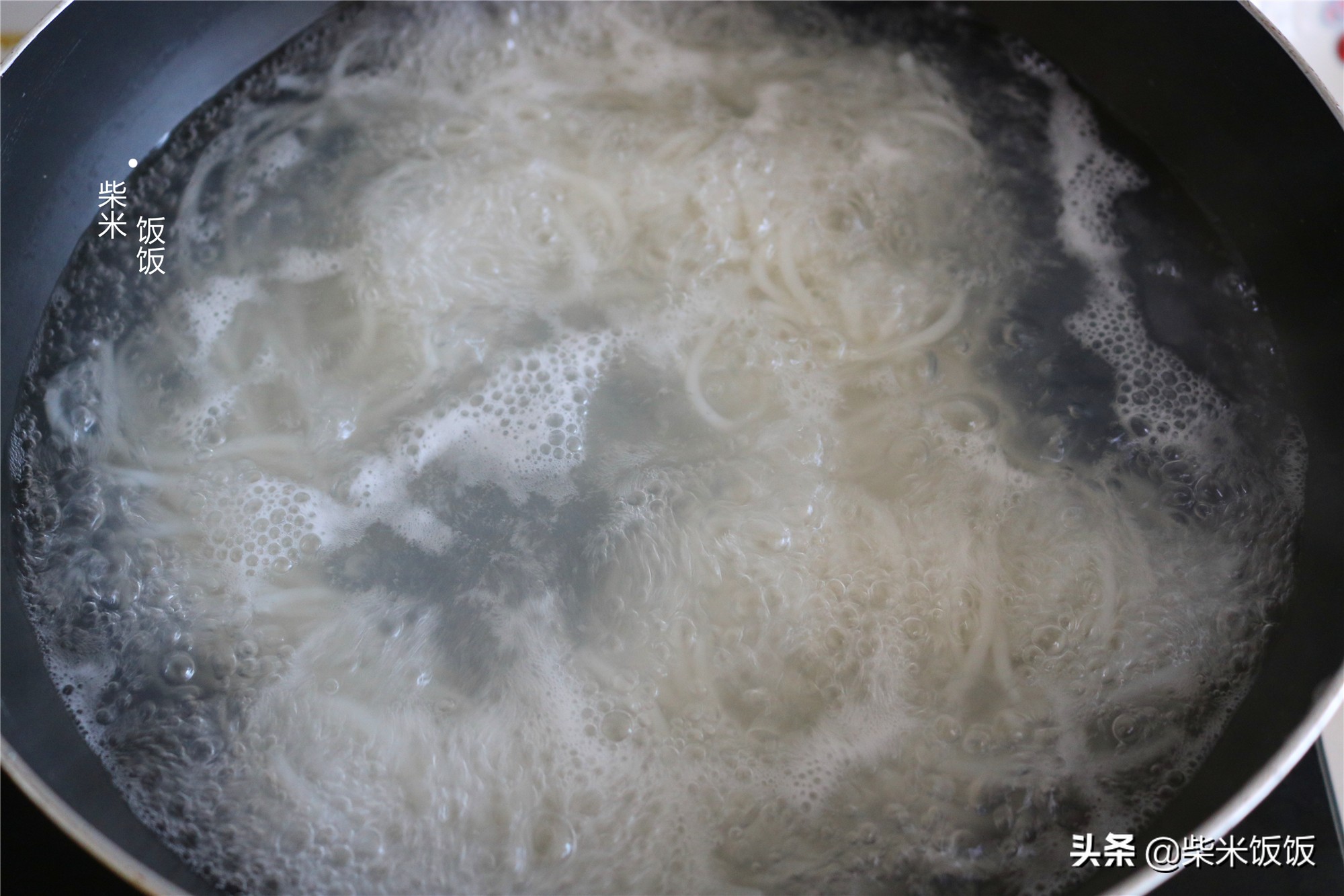 不想做饭就吃它，煮一煮很简单，柔软筋道，好吃得连汤也不剩