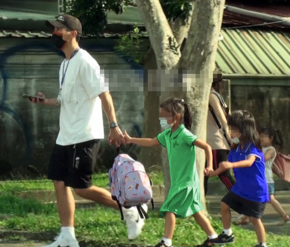 修杰楷接女儿放学，贵族学校每年72万，贾静雯戴过亿珠宝拼事业