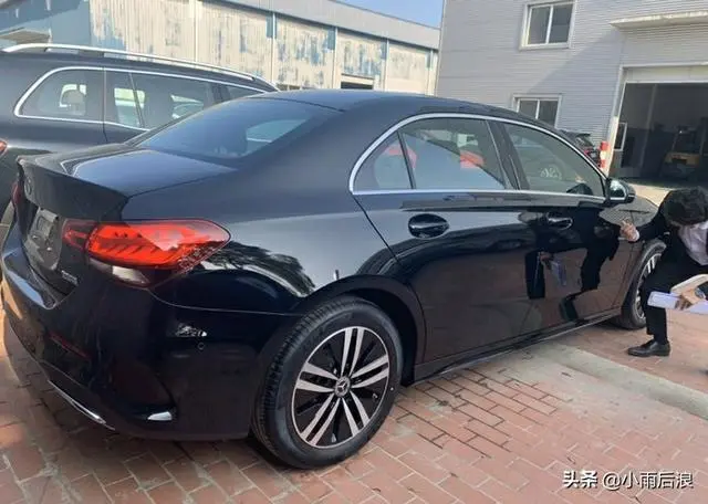 最新款奔驰30天卖出7279辆，从21万跌至14.68万，你