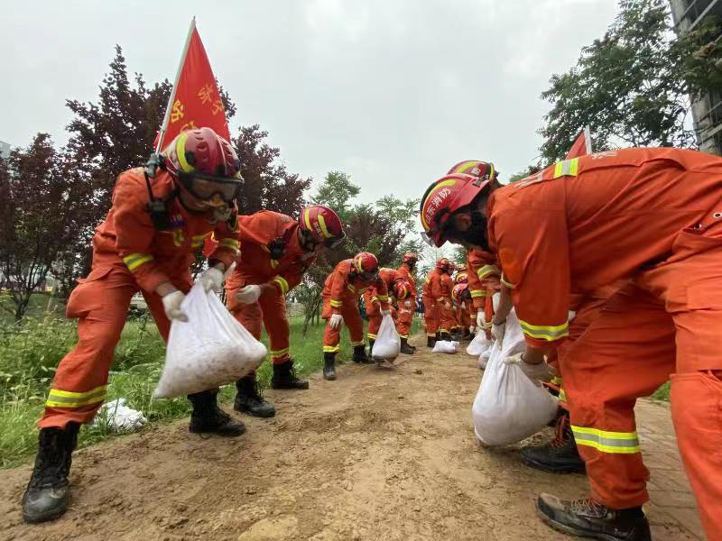 鲁豫同心！山东消防员开封“开战”二三十位开封市民自发前来支援