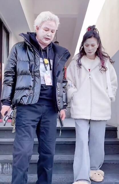 张庭与丈夫敷面膜出行，把脸涂得煞白像白无常