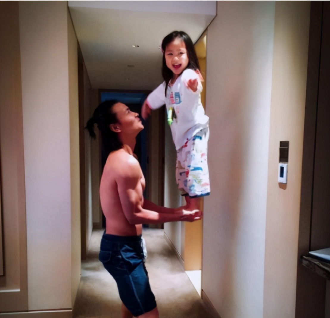 帶你參觀蔡少芬住的豪宅，孩子們都在地上玩，家里幹淨得像樣板房