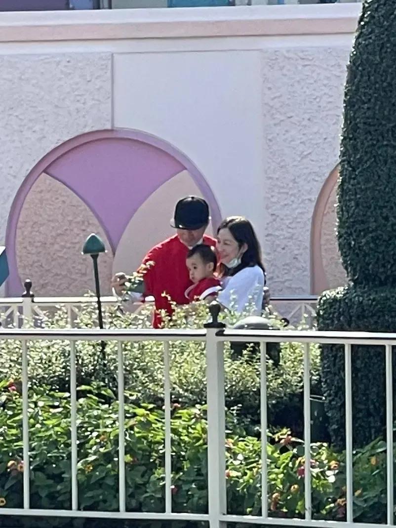 古巨基一家三口罕見出遊，公園自拍溫馨有愛，太太親力親為抱兒子