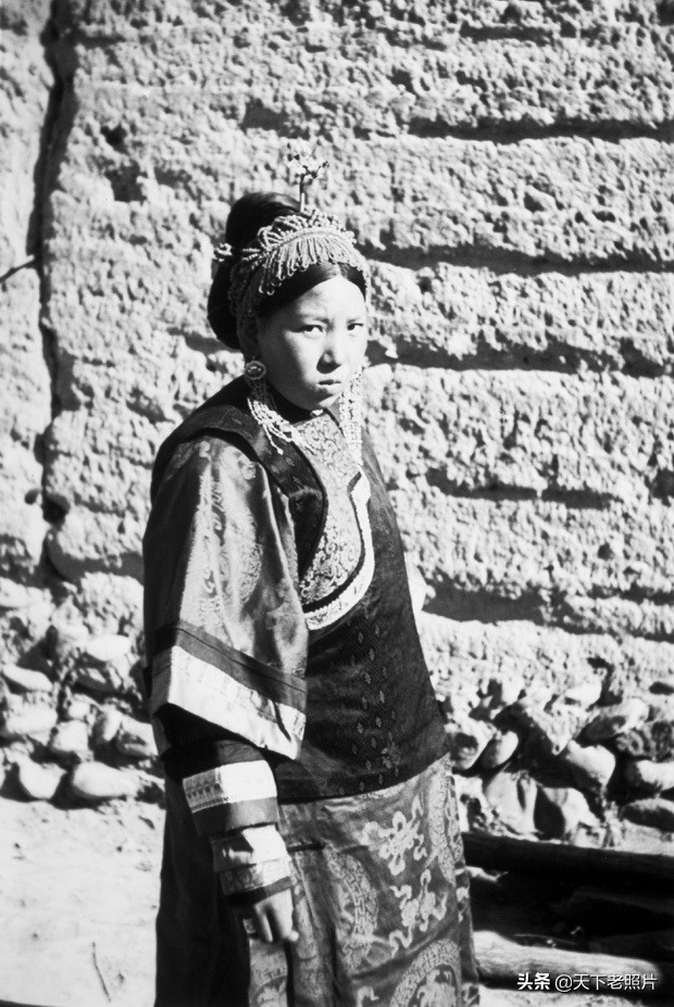 1934年青海互助县老照片，青春美丽喜欢骑毛驴的土族女子