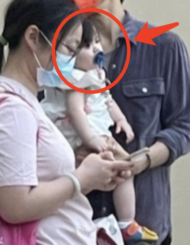 向佐一家出门被拍，郭碧婷穿扮朴实背微驼，女儿扎小辫子萌态十足