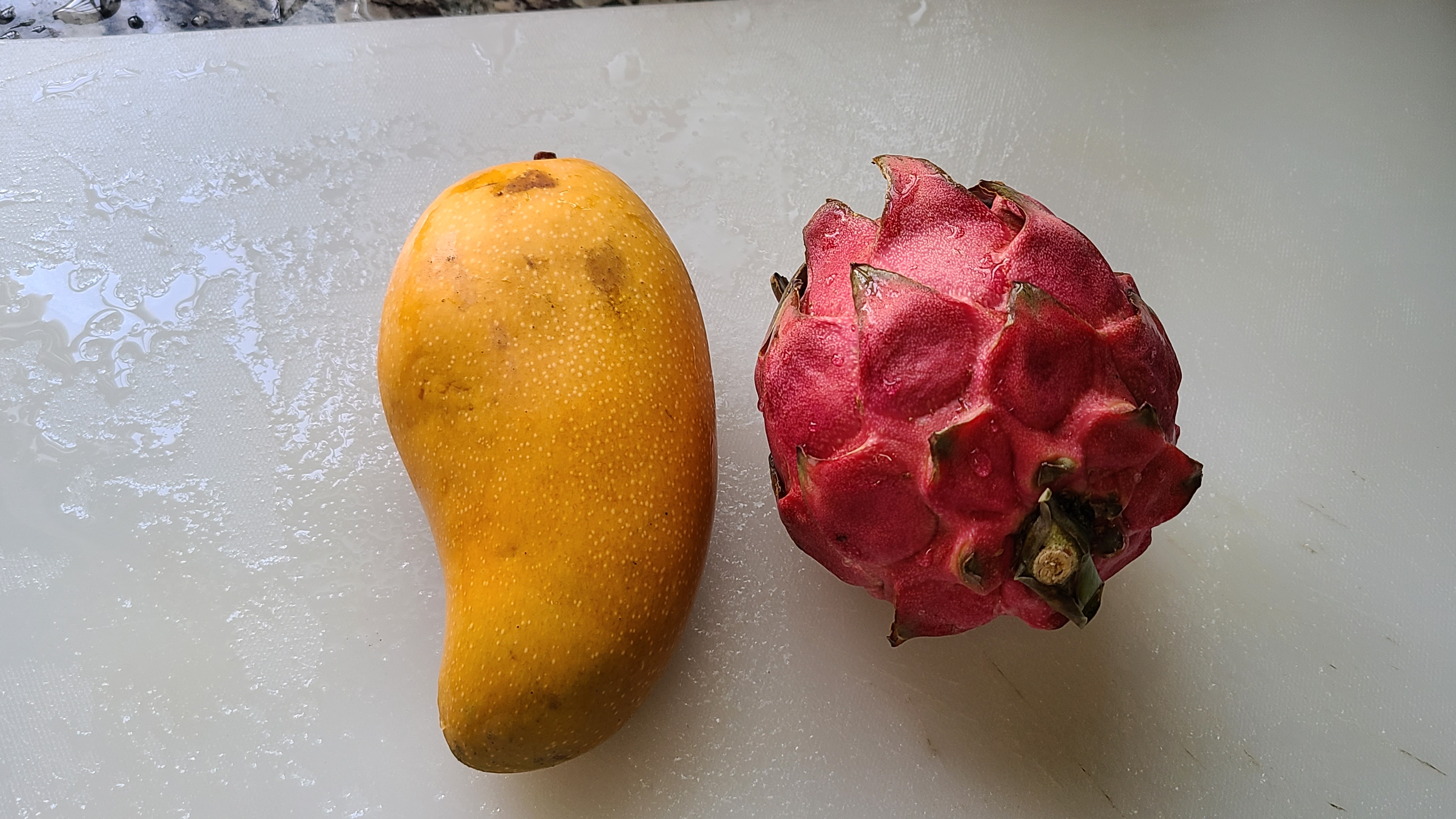 水果西米露，是廣東人夏天經常吃的一道美食，冰涼好喝味道好