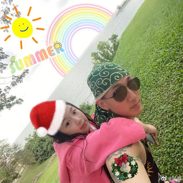 吳尊一家海邊度假，男神41歲肌肉搶眼，兒子站在吳尊肩膀跳水