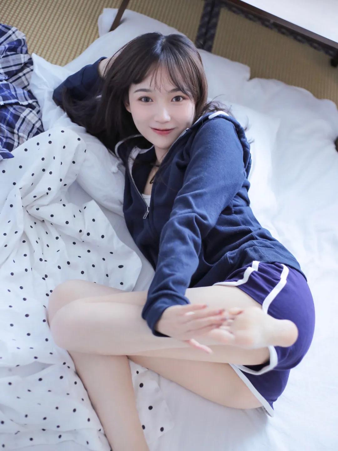 清纯短发美女学生短裙美腿甜美气质图片