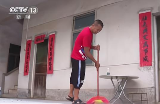 全红婵回到老家！父亲把房子翻新一遍，村里也铺路了，迎接英雄