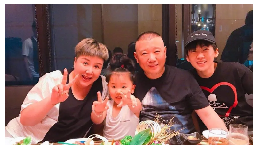 郭汾阳带5万金手镯，郭麒麟穷到买不起房，郭德纲太偏心了