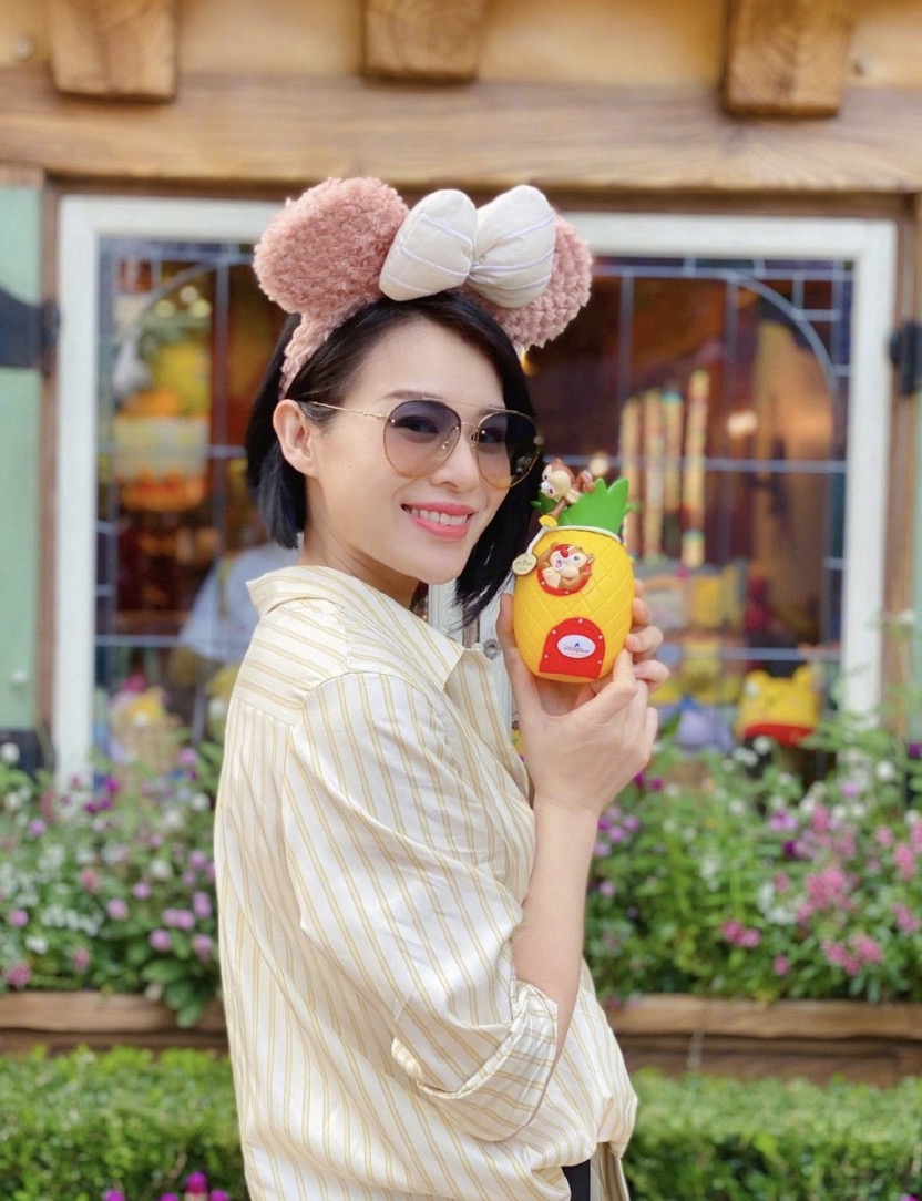 胡杏儿带娃打卡迪士尼，戴发箍凹造型少女感十足，儿子乖巧呆萌