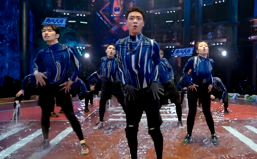 《街舞3》水灌鼻子、浑身摔伤，为配合节目组要求，选手付出太多