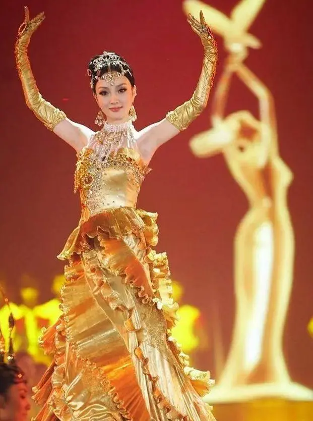 金鹰女神礼服曝光！满身藏小灯泡还会发光，鹰羽元素硬被做成鸡毛