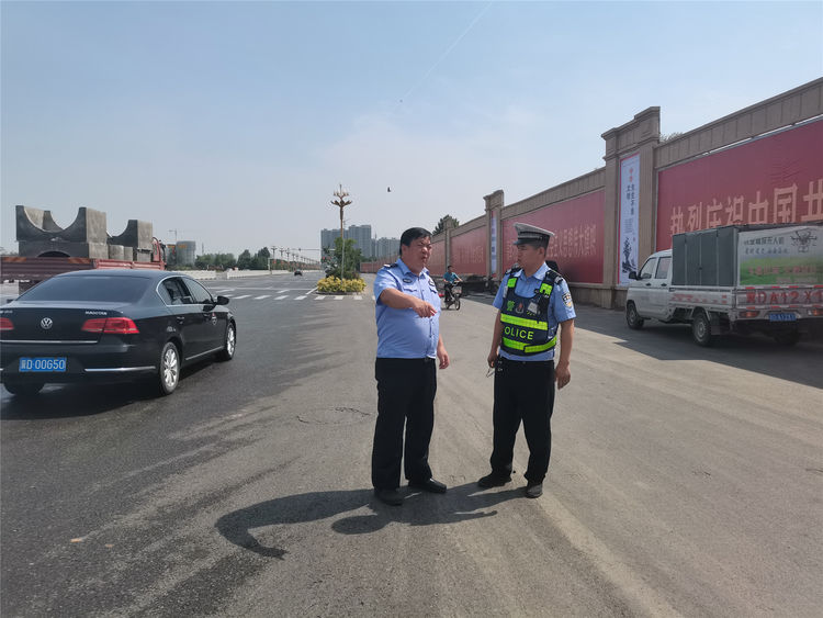 邯鄲市交巡警成安大隊(duì)確保麥?zhǔn)掌陂g道路交通安全