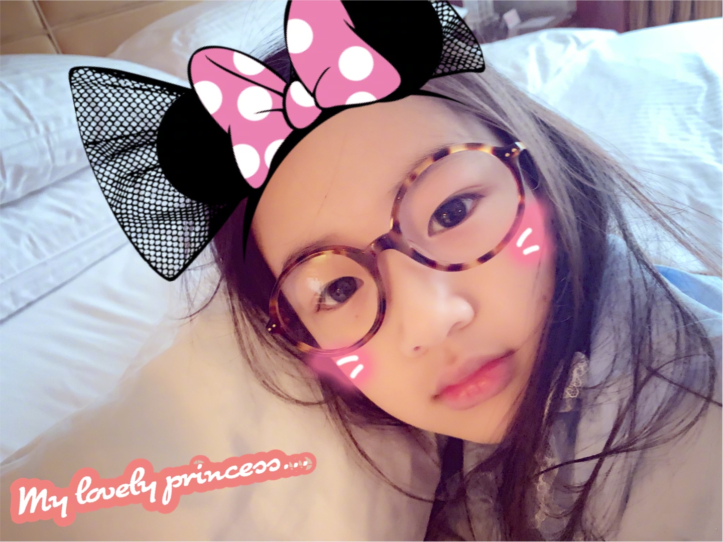 吴尊晒女儿，9岁NeiNei一头长发初露女神范，戴圆框眼镜呆萌可爱