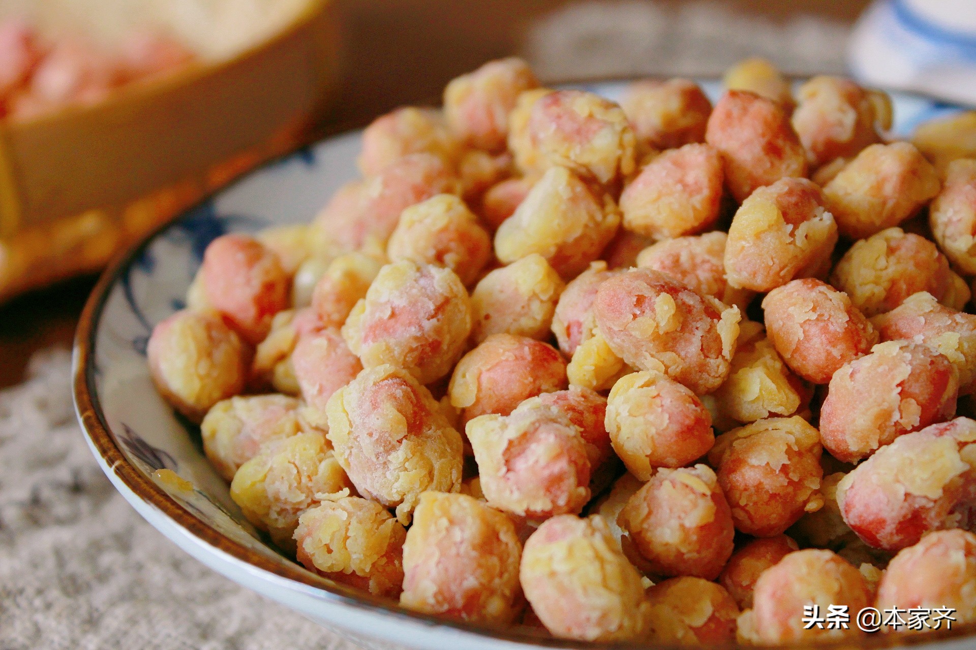 蛋酥花生米的做法，一個雞蛋一碗麵粉，好吃好做，一口一個真是香