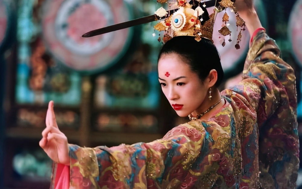 章子怡发博评《夺冠》：巩俐姐是所在领域的杰出女性