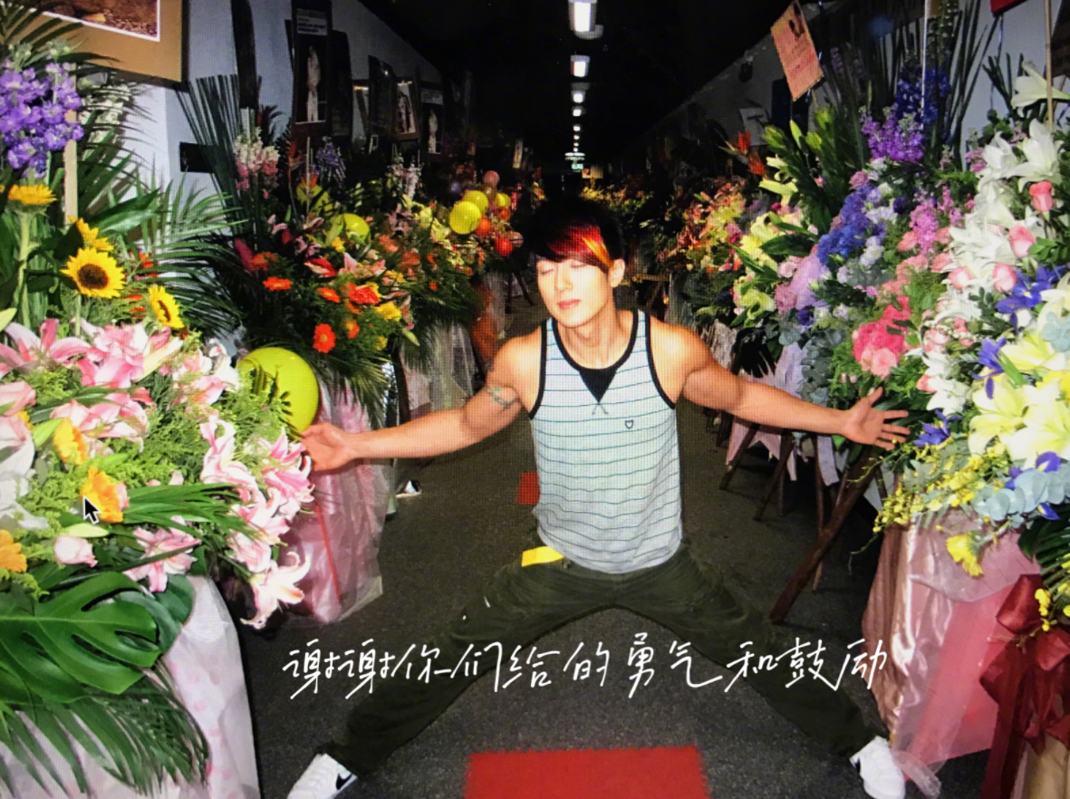 飞轮海出道十五周年，吴尊发文纪念，晒组合初期演出照回忆满满