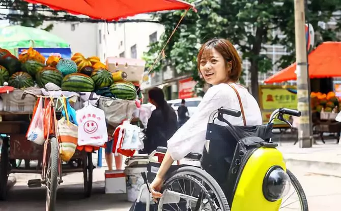 3岁车祸截肢，又遭父母遗弃，31岁的她靠直播逆