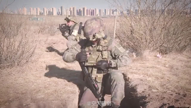 时髦值远超美国大兵！星空迷彩再度惊艳亮相，一身装具全球领先
