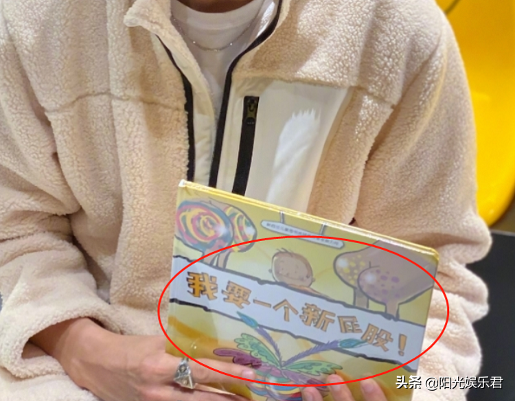 陈伟霆最新活动生图，发色既亮眼又帅气，手中的书是认真的？