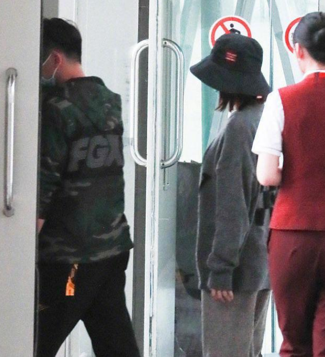 苗苗晒自拍称在健身，小腹平坦疑否认怀孕，此