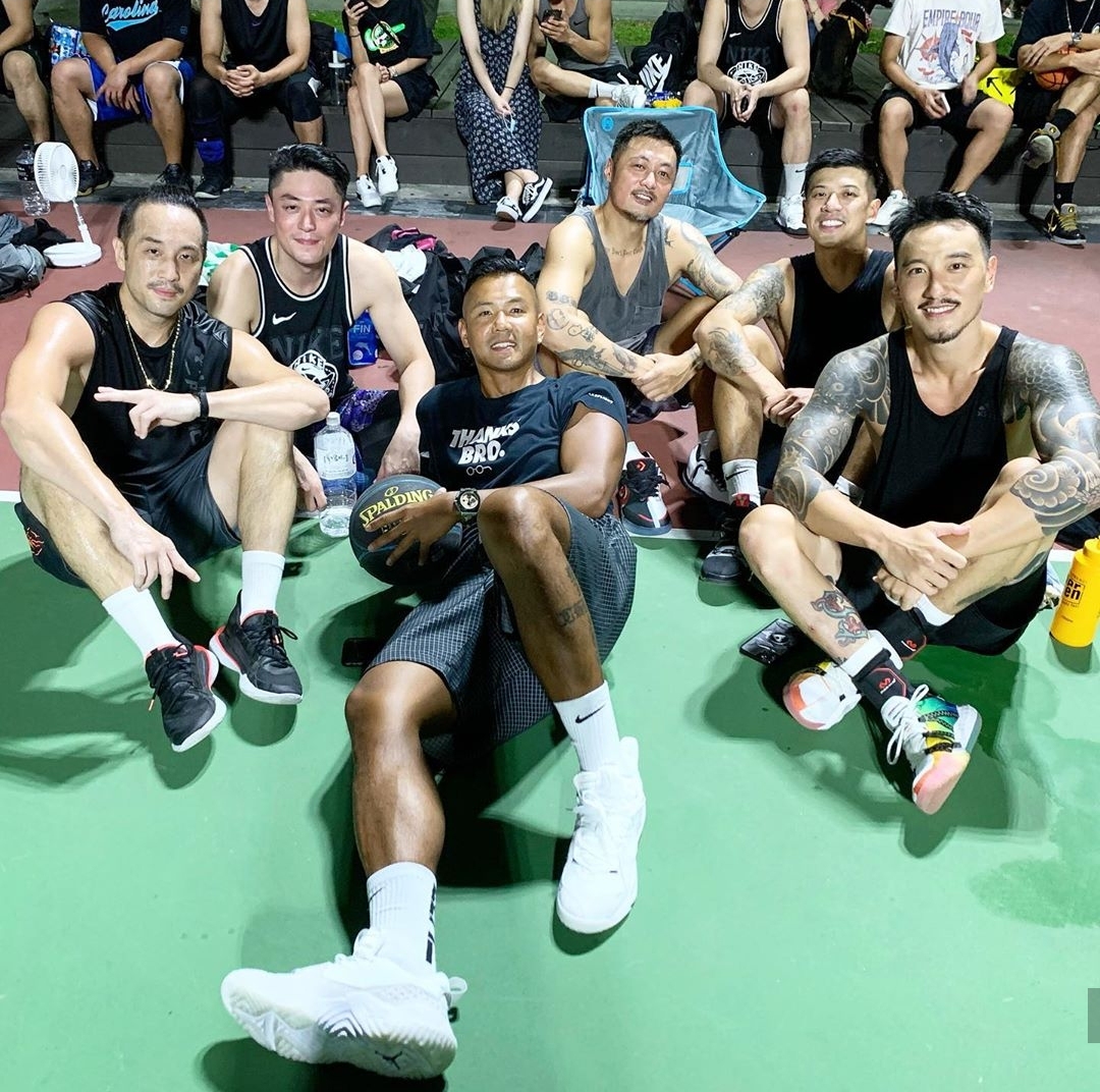 霍建华一家三口七夕聚会吃烤肉，小海豚正脸首曝光，长得像林心如