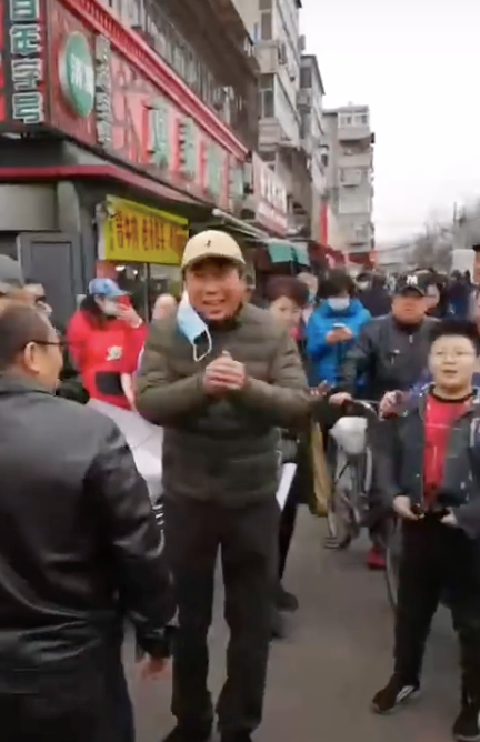 冯巩现身破烂小吃街解馋，打扮朴素没架子，被围堵后双手握拳拜年