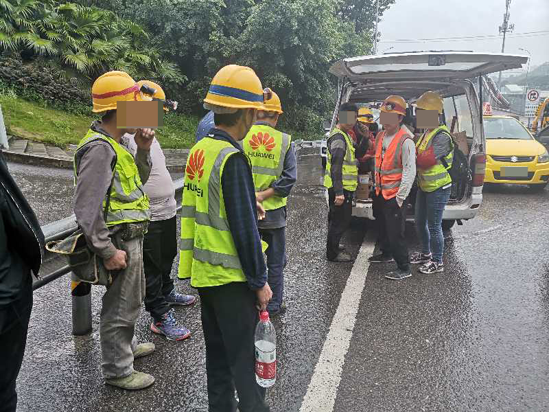 寸滩勤务大队民警在合成制药家属区小区门口,处理一起交通事故时发现