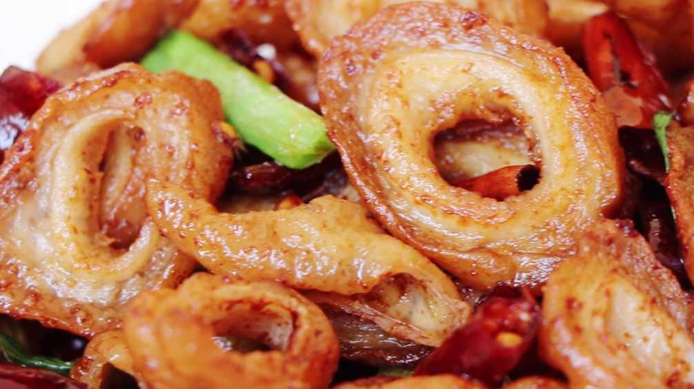 干煸肥肠真的太好吃，详细做法教给你，外焦香里嫩，没有一点腥味