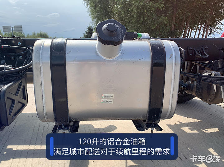 外观与内饰全面升级 权威测评HOWO新统帅轻卡