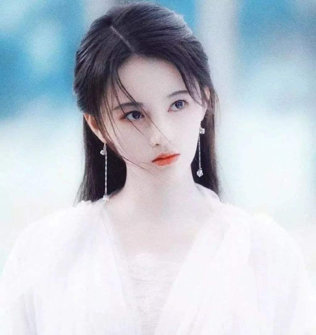 鞠婧祎有多装？上综艺节目笑都不敢笑，网友：