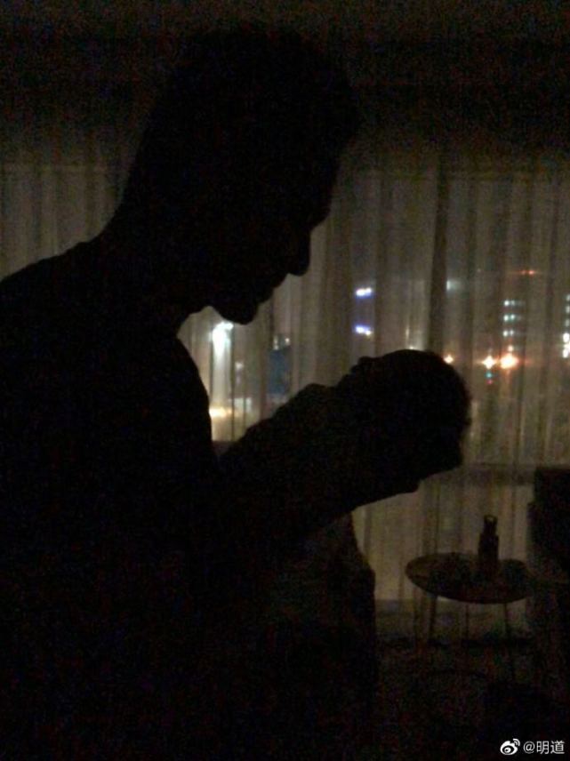 明道餐厅被偶遇，与老婆坐一起超恩爱，1岁儿子正脸曝光眉眼像他