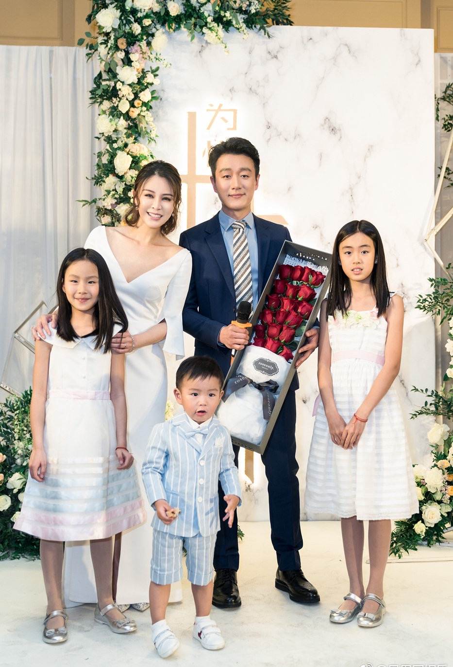 佟大为13岁女儿惊艳亮相，穿蕾丝裙颜值颇高，获赞迷你版王祖贤