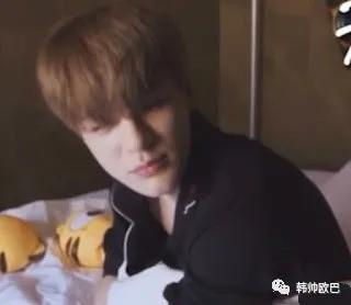 0水肿时的这位男团爱豆的颜值,感叹雕塑美男真的绝