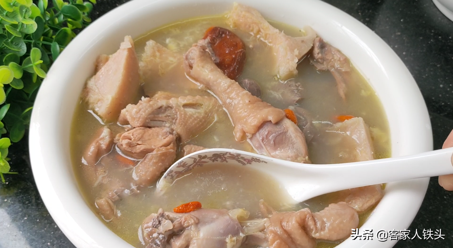 廣東人夏季少不了一鍋湯，教你煲湯技巧，湯鮮肉香，一大鍋不夠喝