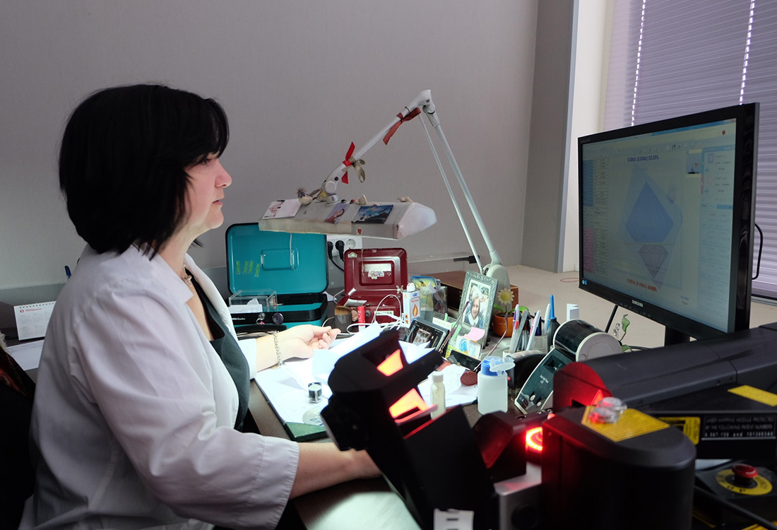 实拍俄罗斯最大钻石矿场，直接钻石诞生过程，原来是这么操作的