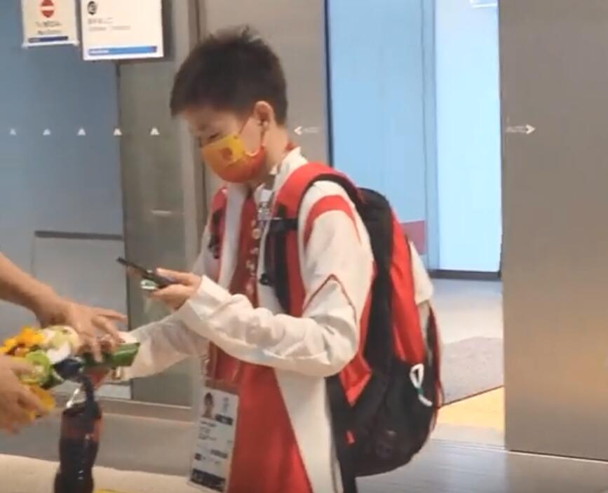 友爱！全红婵上厕所回来顺手拿两折纸，陈芋汐为她看护“长颈鹿”