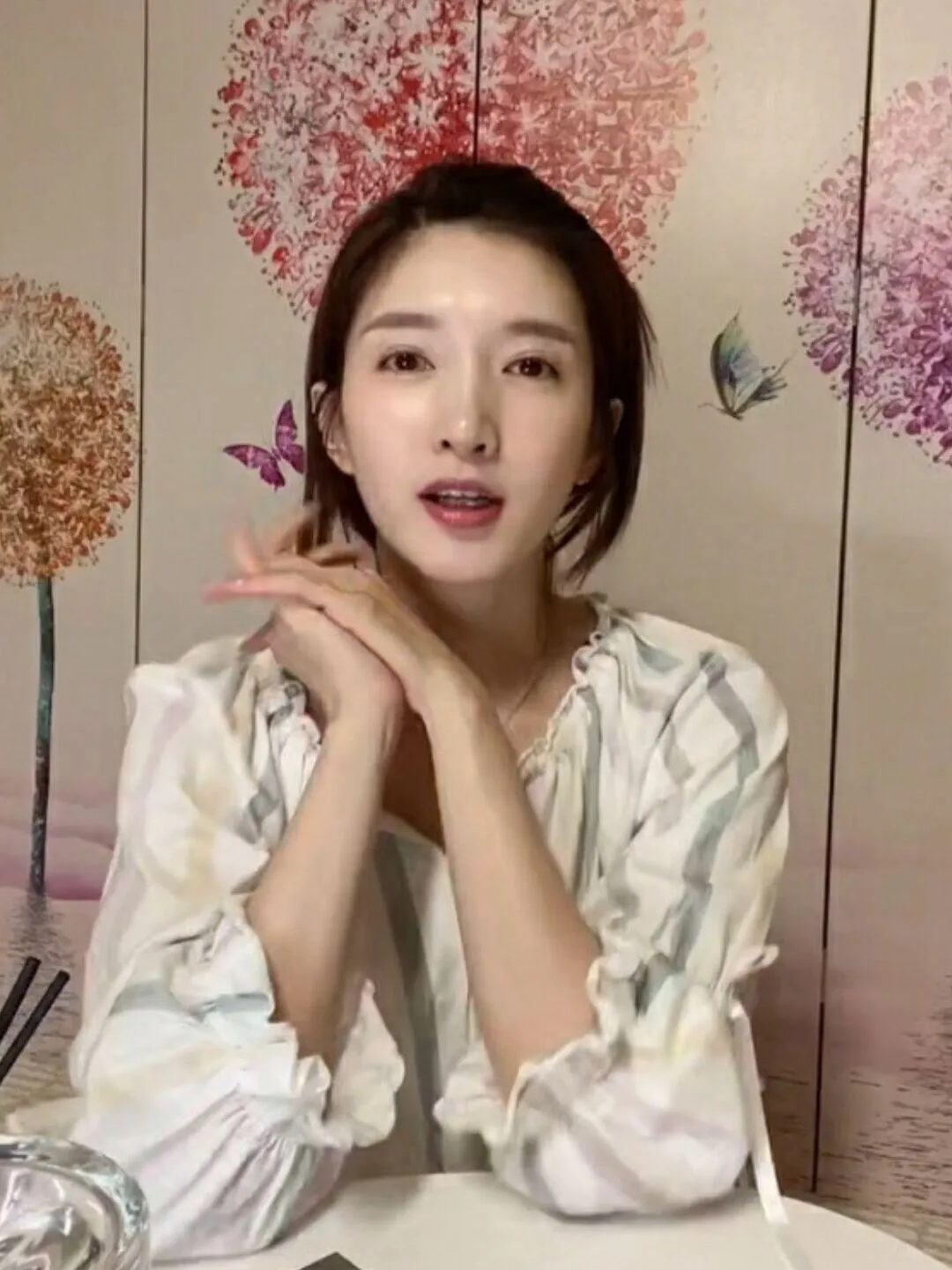 江疏影对自己够自信,不化妆只涂口红就出镜,反而更显高级了