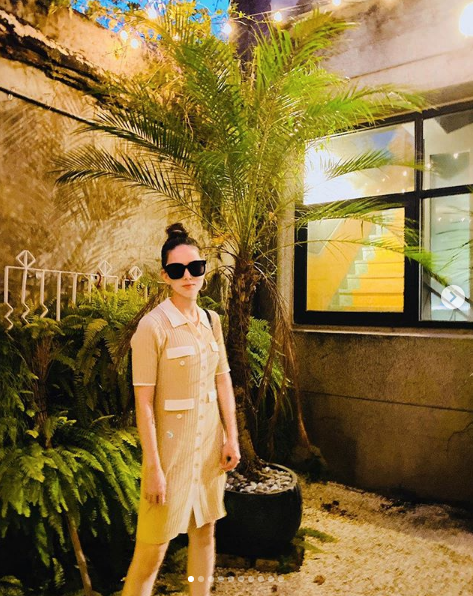 周杰伦昆凌为刘畊宏补过生日，夫妻俩戴墨镜秀恩爱，比寿星还抢镜