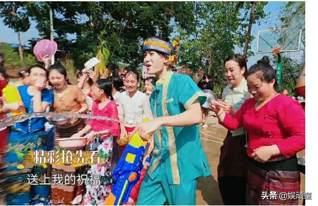 “升级版”泼水节，任嘉伦、许魏洲手拿水管，