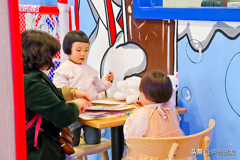 Can pull silk, can shed juice! Lu city Jing shows Aoteman thematic hamburger inn! Adjoining child is greedy cried