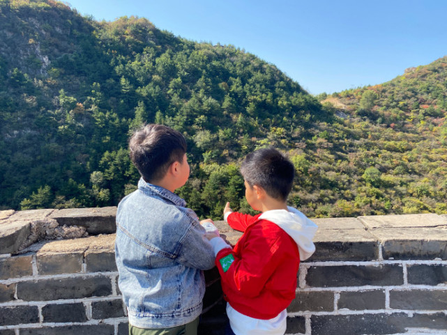 胡可曬兩兒子近照，兄弟倆皮膚對比鮮明，安吉身材向爸爸沙溢看齊