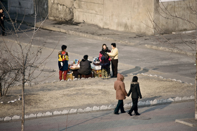 走进朝鲜，在小区门口摆地摊的朝鲜大妈们