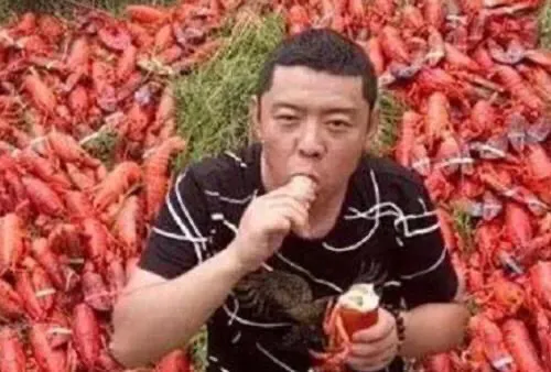 网红吃播，假到什么程度？辣酱是果汁，龙虾是