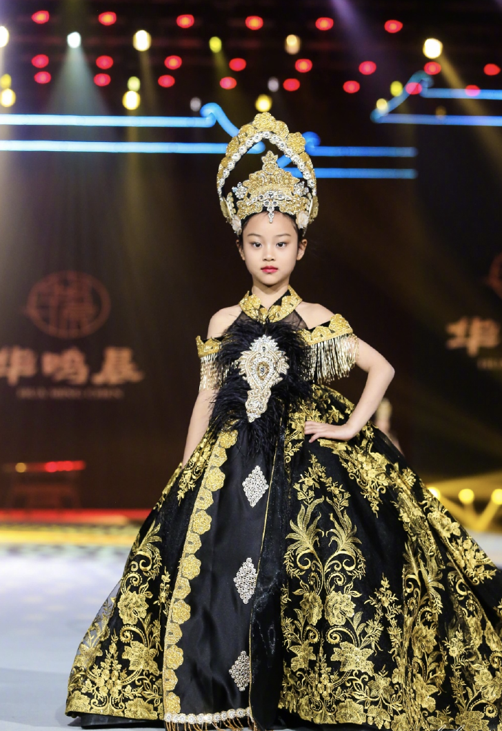 李小璐曬甜馨近照造型淑女，對鏡撇嘴害羞微笑，女漢子變軟妹子